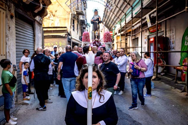 Solemn procession in honour of St Rita of Cascia to Palermo PALERMO, ITALY - MAY 31: Solemn procession with the statue of Saint Rita of Cascia, the venerated Saint of impossible miracles in the Capo district on May 31, 2026 in Palermo, Italy. The cult of the Saint spread in Palermo in 1922, the year in which the first festival in her honour was organised, and she is venerated within the 14th-century church and convent of Saint Augustine, in the Capo district. Palermo Sicily Italy Copyright: xStefanoxMontesix
