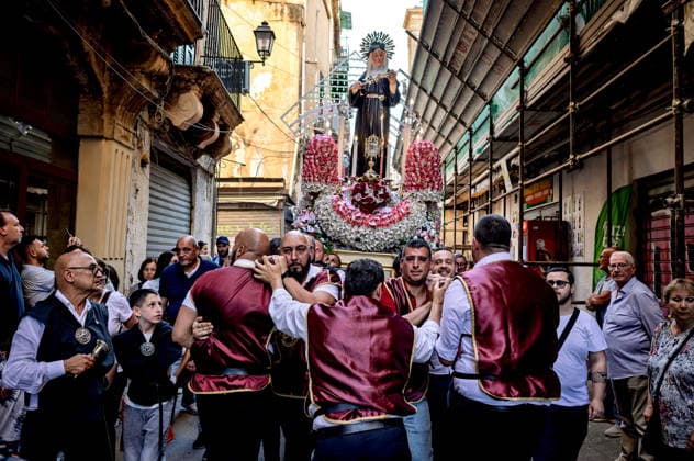 Solemn procession in honour of St Rita of Cascia to Palermo PALERMO, ITALY - MAY 31: Solemn procession with the statue of Saint Rita of Cascia, the venerated Saint of impossible miracles in the Capo district on May 31, 2026 in Palermo, Italy. The cult of the Saint spread in Palermo in 1922, the year in which the first festival in her honour was organised, and she is venerated within the 14th-century church and convent of Saint Augustine, in the Capo district. Palermo Sicily Italy Copyright: xStefanoxMontesix