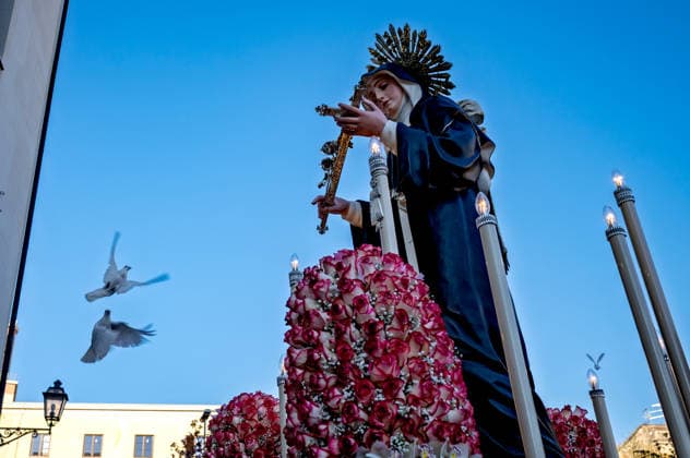 Solemn procession in honour of St Rita of Cascia to Palermo PALERMO, ITALY - MAY 31: Solemn procession with the statue of Saint Rita of Cascia, the venerated Saint of impossible miracles in the Capo district on May 31, 2026 in Palermo, Italy. The cult of the Saint spread in Palermo in 1922, the year in which the first festival in her honour was organised, and she is venerated within the 14th-century church and convent of Saint Augustine, in the Capo district. Palermo Sicily Italy Copyright: xStefanoxMontesix
