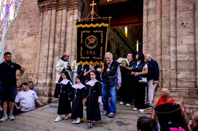 Solemn procession in honour of St Rita of Cascia to Palermo PALERMO, ITALY - MAY 31: Solemn procession with the statue of Saint Rita of Cascia, the venerated Saint of impossible miracles in the Capo district on May 31, 2026 in Palermo, Italy. The cult of the Saint spread in Palermo in 1922, the year in which the first festival in her honour was organised, and she is venerated within the 14th-century church and convent of Saint Augustine, in the Capo district. Palermo Sicily Italy Copyright: xStefanoxMontesix