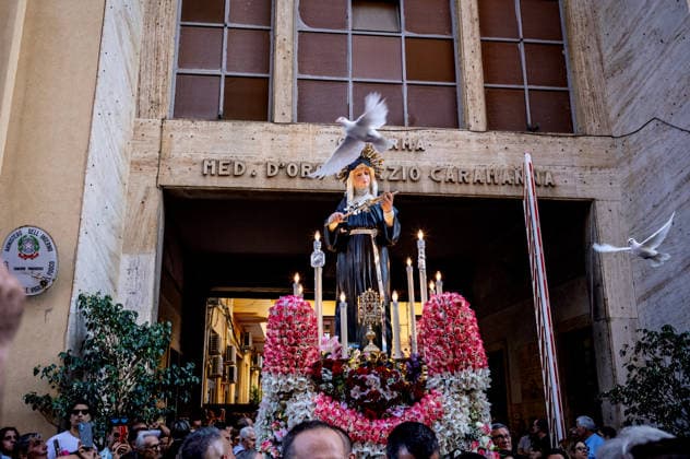 Solemn procession in honour of St Rita of Cascia to Palermo PALERMO, ITALY - MAY 31: Solemn procession with the statue of Saint Rita of Cascia, the venerated Saint of impossible miracles in the Capo district on May 31, 2026 in Palermo, Italy. The cult of the Saint spread in Palermo in 1922, the year in which the first festival in her honour was organised, and she is venerated within the 14th-century church and convent of Saint Augustine, in the Capo district. Palermo Sicily Italy Copyright: xStefanoxMontesix