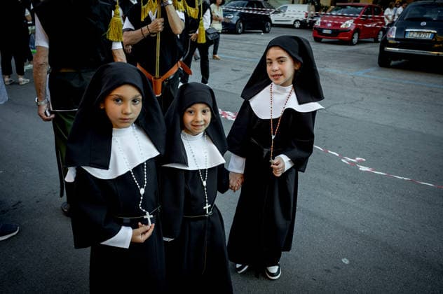 Solemn procession in honour of St Rita of Cascia to Palermo PALERMO, ITALY - MAY 31: Little girls wear St Rita™s little dress as a sign of devotion during the solemn procession the statue of Saint Rita of Cascia at Capo, the venerated Saint of impossible miracles in the Capo district on May 31, 2026 in Palermo, Italy. The cult of the Saint spread in Palermo in 1922, the year in which the first festival in her honour was organised, and she is venerated within the 14th-century church and convent of Saint Augustine, in the Capo district. Palermo Sicily Italy Copyright: xStefanoxMontesix
