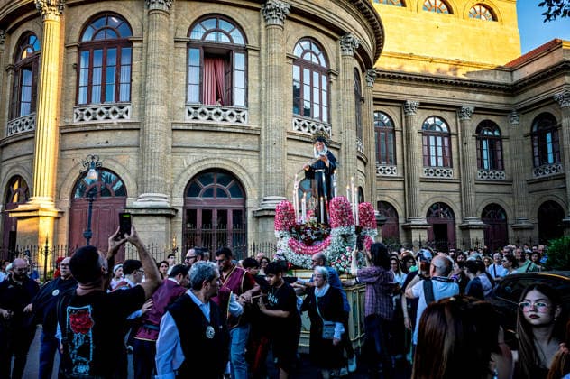 Solemn procession in honour of St Rita of Cascia to Palermo PALERMO, ITALY - MAY 31: Solemn procession with the statue of Saint Rita of Cascia, the venerated Saint of impossible miracles in the Capo district on May 31, 2026 in Palermo, Italy. The cult of the Saint spread in Palermo in 1922, the year in which the first festival in her honour was organised, and she is venerated within the 14th-century church and convent of Saint Augustine, in the Capo district. Palermo Sicily Italy Copyright: xStefanoxMontesix