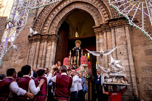 Solemn procession in honour of St Rita of Cascia to Palermo PALERMO, ITALY - MAY 31: Solemn procession with the statue of Saint Rita of Cascia, the venerated Saint of impossible miracles in the Capo district on May 31, 2026 in Palermo, Italy. The cult of the Saint spread in Palermo in 1922, the year in which the first festival in her honour was organised, and she is venerated within the 14th-century church and convent of Saint Augustine, in the Capo district. Palermo Sicily Italy Copyright: xStefanoxMontesix