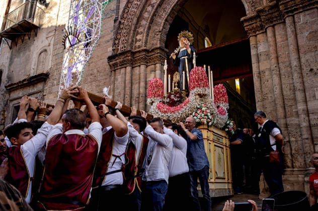 Solemn procession in honour of St Rita of Cascia to Palermo PALERMO, ITALY - MAY 31: Solemn procession with the statue of Saint Rita of Cascia, the venerated Saint of impossible miracles in the Capo district on May 31, 2026 in Palermo, Italy. The cult of the Saint spread in Palermo in 1922, the year in which the first festival in her honour was organised, and she is venerated within the 14th-century church and convent of Saint Augustine, in the Capo district. Palermo Sicily Italy Copyright: xStefanoxMontesix
