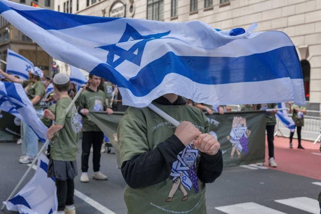 May 31, 2026, New York, New York, USA: Marchers along the Israel Day Parade route which commemorated Israel s 78 anniversary.travelling up Fifth Avenue with the theme Proud Americans. Proud Zionists . Mayor Mamdani boycotted the parade, the first NYC mayor to skip the event since its inception in 1964. Very heavy NYPD security over the thousands of marchers and.spectators lining the route amid a deterioration of public support for Israel and rising antisemitism across the U.S. New York USA  - ZUMAh156 20260531_znp_h156_012 Copyright: xMiloxHessx