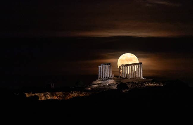 (260601) -- CAPE SOUNION, June 1, 2026 -- The full moon, known as the Blue Moon, rises over the Temple of Poseidon at Cape Sounion, Greece, on May 31, 2026. ) GREECE-CAPE SOUNION-FULL MOON MariosxLolos 