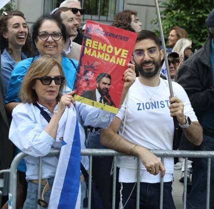 May 31, 2026, New York, New York, USA: Parade goers seen during 2026 Israel Day on Fifth Israeli Parade held on Fifth Avenue, New York USA  - ZUMAk03_ 20260531_zaf_k03_137 Copyright: xNancyxKaszermanx