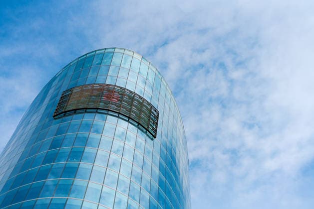 Moderner Glaswolkenkratzer mit Balkonblock an der Seitenfassade vor blauem, bewölktem Himmel ? Nahaufnahme, vertikal Glass skyscraper with side balcony block against cloudy sky. Perfect for corporate brand, facade supplier, building maintenance, business hotel and real estate investor. (License=RF) Copyright: xZoonar.com EkaterinaxPereslavtsevax 25135786
