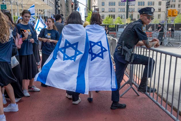 May 31, 2026, New York, New York, USA: Security and marchers along the Israel Day Parade route which commemorated Israel s 78 anniversary.travelling up Fifth Avenue with the theme Proud Americans. Proud Zionists .Mayor Mamdani boycotted the parade, the first NYC mayor to skip the event since its.inception in 1964. Very heavy NYPD security over the thousands of marchers and.spectators lining the route amid a deterioration of public support for Israel and rising.antisemitism across the U.S. New York USA  - ZUMAh156 20260531_znp_h156_007 Copyright: xMiloxHessx