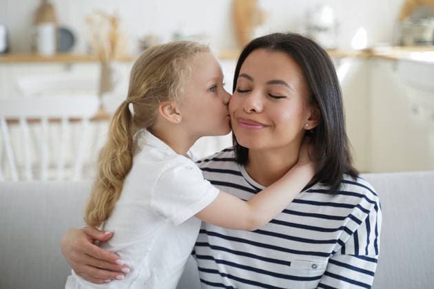 Kleines Mädchen, Pflegekind, küsst und kuschelt mit seiner Mutter zu Hause. Glückliche Mutterschaft, Adoption eines Kindes Little kid girl foster daughter kiss cuddle mother showing love at home. Smiling mom enjoy cute tender moment together with her adopted child. Happy motherhood, adoption of children. (License=RF) ,model released, Symbolfoto Copyright: xZoonar.com ViorelxKurnosovx 25137099 ,model released, Symbolfoto ,property released