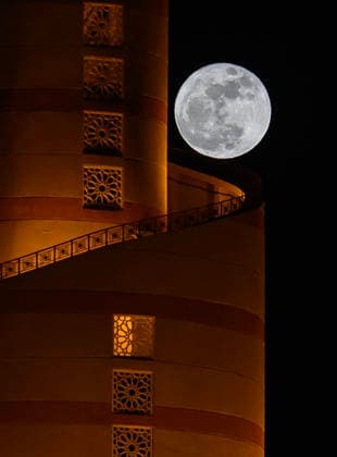 May 31, 2026, Doha, Qatar: The full moon, known as the Blue Moon, is seen behind the Al Fanar Masjid in Doha. Doha Qatar  - ZUMAs197 20260531_aaa_s197_328 Copyright: xNoushadxVariyattiyakkalx