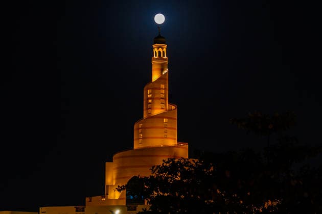 May 31, 2026, Doha, Qatar: The full moon, known as the Blue Moon, is seen behind the Al Fanar Masjid in Doha. Doha Qatar  - ZUMAs197 20260531_aaa_s197_325 Copyright: xNoushadxVariyattiyakkalx