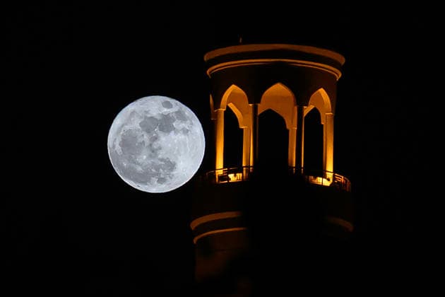 May 31, 2026, Doha, Qatar: The full moon, known as the Blue Moon, is seen behind the Al Fanar Masjid in Doha. Doha Qatar  - ZUMAs197 20260531_aaa_s197_322 Copyright: xNoushadxVariyattiyakkalx