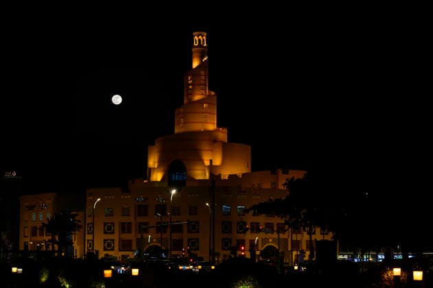 May 31, 2026, Doha, Qatar: The full moon, known as the Blue Moon, is seen behind the Al Fanar Masjid in Doha. Doha Qatar - ZUMAs197 20260531_aaa_s197_331 Copyright: xNoushadxVariyattiyakkalx