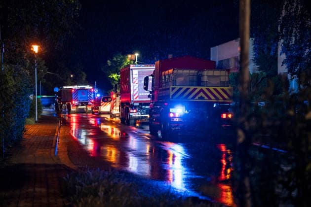 Werkshalle in Vollbrand Sachschaden bis zu einer Million Euro Am 31.05.2026 brannte auf dem Gelände eines Recyclingunternehmens in der Philipp-Reis-Straße in Maintal-Dörnigheim eine Werkshalle nieder. Kurz nach 22:00 Uhr gingen mehrere Notrufe ein; Feuerwehr und Polizei rückten gemeinsam aus. Die Halle geriet aus noch ungeklärter Ursache in Vollbrand und wurde vollständig zerstört. Drei Mitarbeiter befanden sich zum Zeitpunkt des Ausbruchs auf dem Gelände; nach bisherigen Erkenntnissen wurde niemand verletzt. Der Sachschaden wird auf mindestens 500.000 Euro beziffert, möglicherweise auch im Millionenbereich. Maintal Dörnigheim Hessen Deutschland *** Factory building on fire Property damage of up to one million euros On 31 May