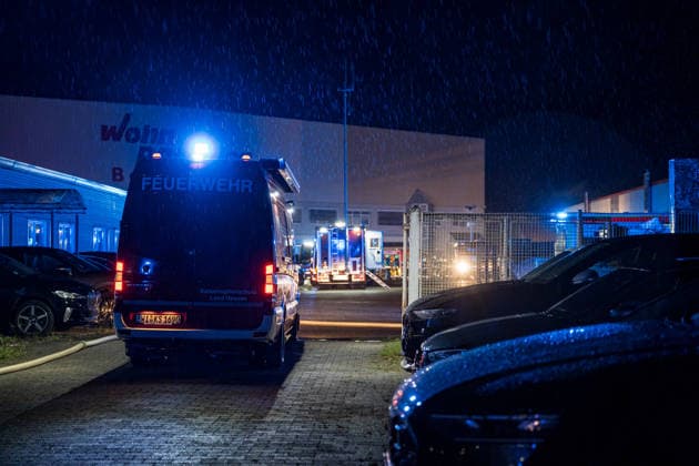 Werkshalle in Vollbrand Sachschaden bis zu einer Million Euro Am 31.05.2026 brannte auf dem Gelände eines Recyclingunternehmens in der Philipp-Reis-Straße in Maintal-Dörnigheim eine Werkshalle nieder. Kurz nach 22:00 Uhr gingen mehrere Notrufe ein; Feuerwehr und Polizei rückten gemeinsam aus. Die Halle geriet aus noch ungeklärter Ursache in Vollbrand und wurde vollständig zerstört. Drei Mitarbeiter befanden sich zum Zeitpunkt des Ausbruchs auf dem Gelände; nach bisherigen Erkenntnissen wurde niemand verletzt. Der Sachschaden wird auf mindestens 500.000 Euro beziffert, möglicherweise auch im Millionenbereich. Maintal Dörnigheim Hessen Deutschland *** Factory building on fire Property damage of up to one million euros On 31 May