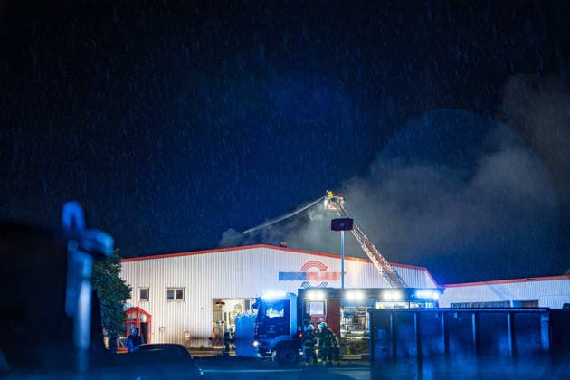 Werkshalle in Vollbrand Sachschaden bis zu einer Million Euro Am 31.05.2026 brannte auf dem Gelände eines Recyclingunternehmens in der Philipp-Reis-Straße in Maintal-Dörnigheim eine Werkshalle nieder. Kurz nach 22:00 Uhr gingen mehrere Notrufe ein; Feuerwehr und Polizei rückten gemeinsam aus. Die Halle geriet aus noch ungeklärter Ursache in Vollbrand und wurde vollständig zerstört. Drei Mitarbeiter befanden sich zum Zeitpunkt des Ausbruchs auf dem Gelände; nach bisherigen Erkenntnissen wurde niemand verletzt. Der Sachschaden wird auf mindestens 500.000 Euro beziffert, möglicherweise auch im Millionenbereich. Maintal Dörnigheim Hessen Deutschland *** Factory building on fire Property damage of up to one million euros On 31 May