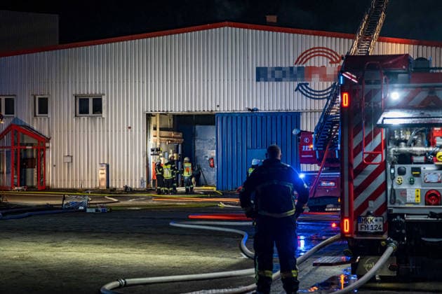 Werkshalle in Vollbrand Sachschaden bis zu einer Million Euro Am 31.05.2026 brannte auf dem Gelände eines Recyclingunternehmens in der Philipp-Reis-Straße in Maintal-Dörnigheim eine Werkshalle nieder. Kurz nach 22:00 Uhr gingen mehrere Notrufe ein; Feuerwehr und Polizei rückten gemeinsam aus. Die Halle geriet aus noch ungeklärter Ursache in Vollbrand und wurde vollständig zerstört. Drei Mitarbeiter befanden sich zum Zeitpunkt des Ausbruchs auf dem Gelände; nach bisherigen Erkenntnissen wurde niemand verletzt. Der Sachschaden wird auf mindestens 500.000 Euro beziffert, möglicherweise auch im Millionenbereich. Maintal Dörnigheim Hessen Deutschland *** Factory building on fire Property damage of up to one million euros On 31 May