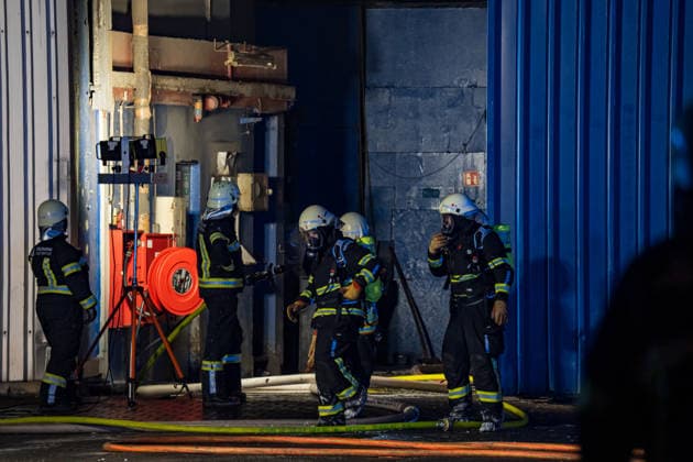 Werkshalle in Vollbrand Sachschaden bis zu einer Million Euro Am 31.05.2026 brannte auf dem Gelände eines Recyclingunternehmens in der Philipp-Reis-Straße in Maintal-Dörnigheim eine Werkshalle nieder. Kurz nach 22:00 Uhr gingen mehrere Notrufe ein; Feuerwehr und Polizei rückten gemeinsam aus. Die Halle geriet aus noch ungeklärter Ursache in Vollbrand und wurde vollständig zerstört. Drei Mitarbeiter befanden sich zum Zeitpunkt des Ausbruchs auf dem Gelände; nach bisherigen Erkenntnissen wurde niemand verletzt. Der Sachschaden wird auf mindestens 500.000 Euro beziffert, möglicherweise auch im Millionenbereich. Maintal Dörnigheim Hessen Deutschland *** Factory building on fire Property damage of up to one million euros On 31 May