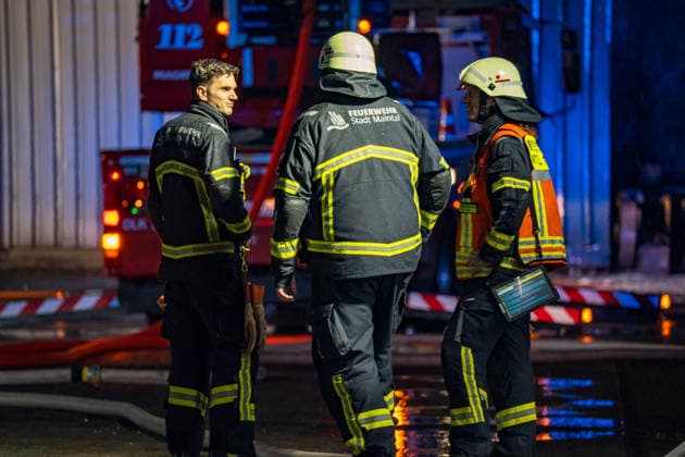 Werkshalle in Vollbrand Sachschaden bis zu einer Million Euro Am 31.05.2026 brannte auf dem Gelände eines Recyclingunternehmens in der Philipp-Reis-Straße in Maintal-Dörnigheim eine Werkshalle nieder. Kurz nach 22:00 Uhr gingen mehrere Notrufe ein; Feuerwehr und Polizei rückten gemeinsam aus. Die Halle geriet aus noch ungeklärter Ursache in Vollbrand und wurde vollständig zerstört. Drei Mitarbeiter befanden sich zum Zeitpunkt des Ausbruchs auf dem Gelände; nach bisherigen Erkenntnissen wurde niemand verletzt. Der Sachschaden wird auf mindestens 500.000 Euro beziffert, möglicherweise auch im Millionenbereich. Maintal Dörnigheim Hessen Deutschland *** Factory building on fire Property damage of up to one million euros On 31 May