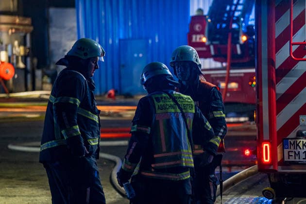 Werkshalle in Vollbrand Sachschaden bis zu einer Million Euro Am 31.05.2026 brannte auf dem Gelände eines Recyclingunternehmens in der Philipp-Reis-Straße in Maintal-Dörnigheim eine Werkshalle nieder. Kurz nach 22:00 Uhr gingen mehrere Notrufe ein; Feuerwehr und Polizei rückten gemeinsam aus. Die Halle geriet aus noch ungeklärter Ursache in Vollbrand und wurde vollständig zerstört. Drei Mitarbeiter befanden sich zum Zeitpunkt des Ausbruchs auf dem Gelände; nach bisherigen Erkenntnissen wurde niemand verletzt. Der Sachschaden wird auf mindestens 500.000 Euro beziffert, möglicherweise auch im Millionenbereich. Maintal Dörnigheim Hessen Deutschland *** Factory building on fire Property damage of up to one million euros On 31 May