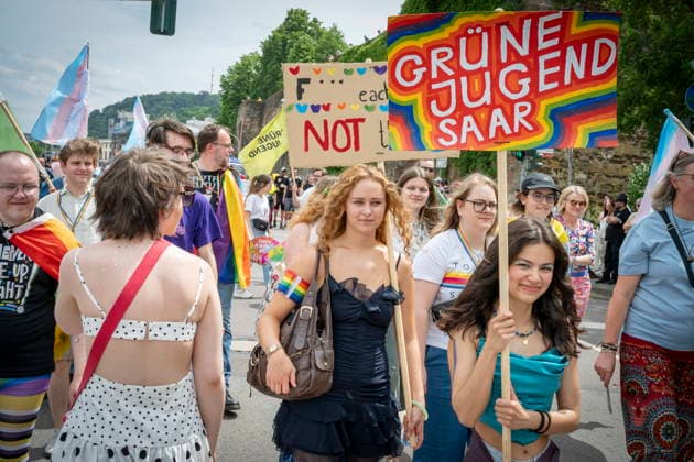Saarbrücken Er ist schrill, er ist bunt, er ist laut und wird gefühlt immer voller: der Christofer Street Day (CSD) in Saarbrücken wird zum Großevent in der Landeshauptstadt und hat sofern das Wetter mitspielt tausende Zuschauer sicher, die sich die Parade ansehen aber auch das Fest in der Mainzer Straße besuchen und dann nicht nur eine Party feiern, sondern auch die Botschaft hinter dem Fest aufnehmen und transportieren, wie hier am, Sonntag (31.5.2026). *** Saarbrücken Its shrill, its colorful, its loud and it feels like its getting more and more crowded - the Christofer Street Day CSD in Saarbrücken is becoming a major event in the state capital and, weather permitting, is sure to attract thousands of spectators who will no bub