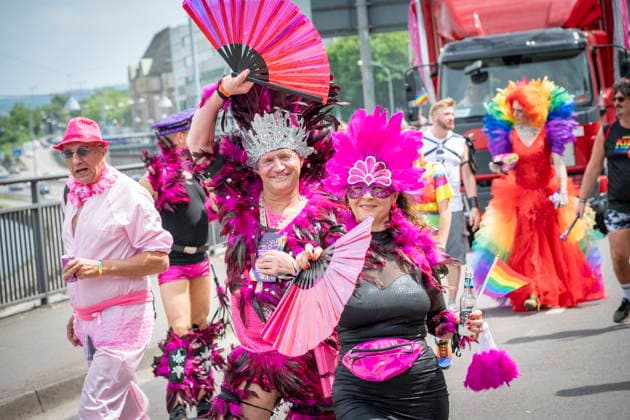 Saarbrücken Er ist schrill, er ist bunt, er ist laut und wird gefühlt immer voller: der Christofer Street Day (CSD) in Saarbrücken wird zum Großevent in der Landeshauptstadt und hat sofern das Wetter mitspielt tausende Zuschauer sicher, die sich die Parade ansehen aber auch das Fest in der Mainzer Straße besuchen und dann nicht nur eine Party feiern, sondern auch die Botschaft hinter dem Fest aufnehmen und transportieren, wie hier am, Sonntag (31.5.2026). *** Saarbrücken Its shrill, its colorful, its loud and it feels like its getting more and more crowded - the Christofer Street Day CSD in Saarbrücken is becoming a major event in the state capital and, weather permitting, is sure to attract thousands of spectators who will no bub