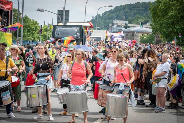 Saarbrücken Er ist schrill, er ist bunt, er ist laut und wird gefühlt immer voller: der Christofer Street Day (CSD) in Saarbrücken wird zum Großevent in der Landeshauptstadt und hat sofern das Wetter mitspielt tausende Zuschauer sicher, die sich die Parade ansehen aber auch das Fest in der Mainzer Straße besuchen und dann nicht nur eine Party feiern, sondern auch die Botschaft hinter dem Fest aufnehmen und transportieren, wie hier am, Sonntag (31.5.2026). *** Saarbrücken Its shrill, its colorful, its loud and it feels like its getting more and more crowded - the Christofer Street Day CSD in Saarbrücken is becoming a major event in the state capital and, weather permitting, is sure to attract thousands of spectators who come to bub