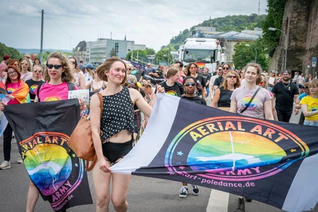 Saarbrücken Er ist schrill, er ist bunt, er ist laut und wird gefühlt immer voller: der Christofer Street Day (CSD) in Saarbrücken wird zum Großevent in der Landeshauptstadt und hat sofern das Wetter mitspielt tausende Zuschauer sicher, die sich die Parade ansehen aber auch das Fest in der Mainzer Straße besuchen und dann nicht nur eine Party feiern, sondern auch die Botschaft hinter dem Fest aufnehmen und transportieren, wie hier am, Sonntag (31.5.2026). *** Saarbrücken Its shrill, its colorful, its loud and it feels like its getting more and more crowded - the Christofer Street Day CSD in Saarbrücken is becoming a major event in the state capital and, weather permitting, is sure to attract thousands of spectators who come to bub
