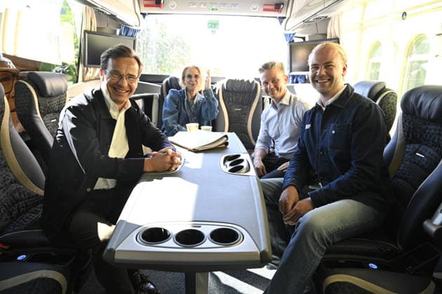 NORRKÖPING , SVERIGE 20260601 Statsminister Ulf Kristersson (M) och finansminister Elisabeth Svantesson (M), försvarsminister Pal Jonson och MUF-ordförande Douglas Thor pa Moderaternas valbuss i Norrköping. NORRKÖPING SVERIGE x10070x *** NORRKÖPING , SWEDEN 20260601 Prime Minister Ulf Kristersson M and Finance Minister Elisabeth Svantesson M , Defense Minister Pal Jonson and MUF Chairman Douglas Thor on the Moderates election bus in Norrköping NORRKÖPING SWEDEN x10070x  Copyright: xJessicaxGow TTx PRESSTRÄFF MODERATERNA NORRKÖPING 8nC7SZOm-Vo