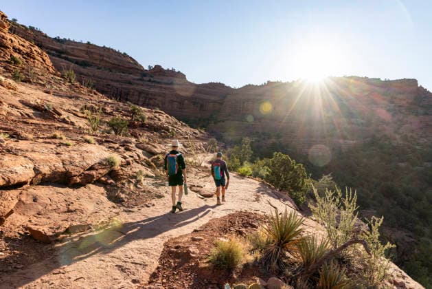 Two hikers explore a sunny desert canyon trail Sedona, Arizona, USA CR_MALI260531-2039135-01 ,model released, Symbolfoto