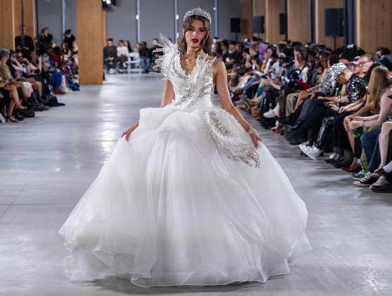 (260601) -- TORONTO, June 1, 2026 -- A model presents a creation at the Fashion Art Toronto s Fashion Week Spring Summer 2026 in Toronto, Canada, on May 31, 2026. The fashion week was held here from May 25 to 31. (Photo by Xinhua) CANADA-TORONTO-FASHION WEEK ZouxZheng 