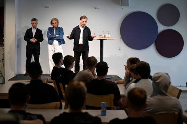 NORRKÖPING , SVERIGE 20260601 Försvarsminister Pal Jonson (M), finansminister Elisabeth Svantesson (M) och statsminister Ulf Kristersson (M) möter elever pa Bravallagymnasiet i Norrköping, under Moderaternas valturnÃ . NORRKÖPING SVERIGE x10070x *** NORRKÖPING , SWEDEN 20260601 Minister of Defense Pal Jonson M , Minister of Finance Elisabeth Svantesson M and Prime Minister Ulf Kristersson M meet students at Bravallagymnasiet in Norrköping, during the Moderates election tourÃ NORRKÖPING SWEDEN x10070x  Copyright: xJessicaxGow TTx VALTURNE MODERATERNA NORRKÖPING cMnIxK7yXlc