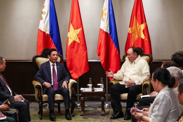 Vietnam, Philippines defense chiefs meet after signing pact to elevate ties in Manila MANILA, PHILIPPINES – JUNE 1: Vietnamese Defense Minister Phan Van Giang (L) and Philippine Defense Secretary Gilberto Teodoro Jr. (R) meet following the signing of a new security pact in Manila, Philippines, on June 1, 2026. Vietnam and the Philippines signed a memorandum of understanding to strengthen cooperation in maritime security, military education and disaster response, elevating bilateral relations to an Enhanced Strategic Partnership. Daniel Ceng Anadolu Manila Philippines. Editorial use only. Please get in touch for any other usage.  Copyright: x2026xAnadoluxDanielxCengx