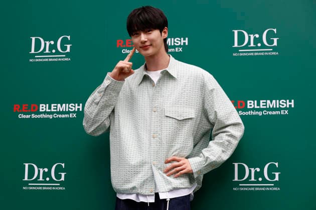 Byeon Woo-seok attends Dr.G pop-up store event in South Korea South Korean actor Byeon Woo-seok poses for photographers during a pop-up store event celebrating the product renewal of Korean dermocosmetic brand Dr.G in Seoul, South Korea, on June 01, 2026. Seoul South Korea  Copyright: xMatrixxImages JungxUi-Chelx