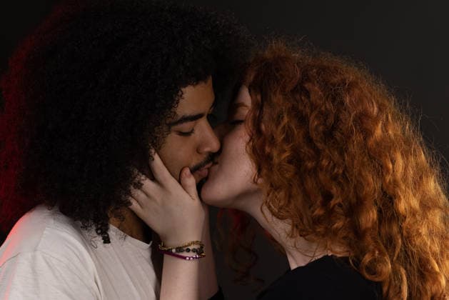 Ein junges, bunt gemischtes Paar, das sich innig und liebevoll küsst Couple kissing with closed eyes, sharing a tender moment of love and passion (License=RF) ,model released, Symbolfoto Copyright: xZoonar.com ÊrikxLattweinx 25145047 ,model released, Symbolfoto ,property released