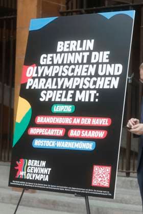01.06.2026, Einreichung des Bewerbungskonzept beim DOSB ãBerlin+Ò für Olympische Spiele 2036,2040 oder 2044 beim DOSB, Deutscher Olympische Sportbund, Pressekonferenz in Berlin, Haus des Sport im Olympiapark, Plakat Berlin gewinnt die Olympischen und paralympischen Spiele mit, Berlin Deutschland, Germany *** 01 06 2026, Submission of the bid concept to the DOSB ÒBerlin Ò for the 2036, 2040 or 2044 Olympic Games to the DOSB, German Olympic Sports Confederation, Press conference in Berlin, Haus des Sport im Olympiapark, Poster Berlin gewinnt die Olympischen und paralympischen Spiele mit, Berlin Germany, Germany
