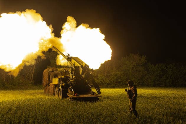 Ukrainian troops prepare artillery in Donetsk Oblast DONETSK OBLAST, UKRAINE - MAY 31: Ukrainian soldiers from the 30th Brigade fire with Bohdana artillery at Russian positions in the Donetsk Oblast, Ukraine, 31 May 2026. Diego Herrera Carcedo Anadolu Donetsk Oblast Ukraine. Editorial use only. Please get in touch for any other usage.  Copyright: x2026xAnadoluxDiegoxHerreraxCarcedox