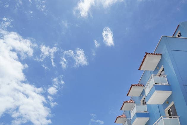 Thema Sonne, Strand und Meer, modernes Hotel und Schönwetterwolken aus der Untersicht als Symbolbild für Sommerurlaub am Meer, Strandurlaub, All Inclusiv Urlaub, z.B. Kanaren, Mittelmeerinseln *** Subject Sun, Beach and Sea, Modern Hotel and Fair weather clouds from the Subview as Symbol image for Summer holiday on Sea, Beach vacation, All Included Vacation, Z B Canary Islands, Mediterranean islands 1131609794