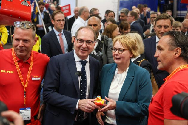 Interschutz 2026. Daniela Behrens (SPD) Niedersächsische Ministerin für Inneres, Sport und Digitalisierung und Alexander Dobrindt (CSU), Bundesminister des Innern beim Eröffnungsrundgang der Weltleitmesse für die Bereiche Rettungsdienst, Brand- bzw. Katastrophenschutz und Sicherheit. Hannover, Niedersachsen, DEU, Deutschland, 01.06.2026 *** Interschutz 2026 Daniela Behrens SPD Lower Saxonys Minister of the Interior, Sport and Digitalization and Alexander Dobrindt CSU , Federal Minister of the Interior at the opening tour of the worlds leading trade fair for rescue services, fire and disaster control and security Hanover, Lower Saxony, DEU, Germany, 01 06 2026
