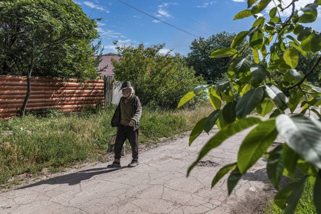 White Angels police evacuate civilians in Ukraine MYKOLAIVKA, UKRAINE - JUNE 1: A civilian walks down a street in the city of Mykolaivka, Ukraine, on June 1, 2026. Diego Herrera Carcedo Anadolu Mykolaivka Ukraine. Editorial use only. Please get in touch for any other usage.  Copyright: x2026xAnadoluxDiegoxHerreraxCarcedox
