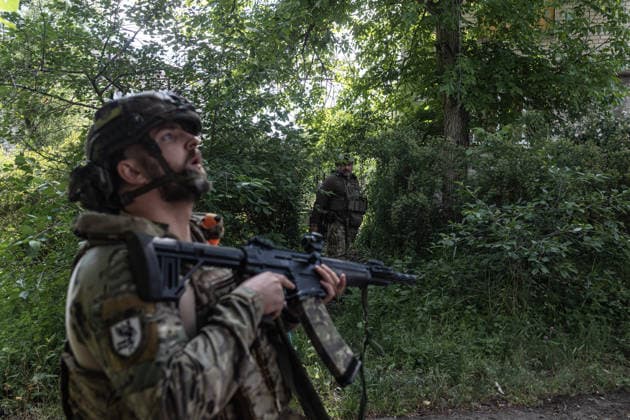 White Angels police evacuate civilians in Ukraine MYKOLAIVKA, UKRAINE - JUNE 1: The White Angels police unit looks up at the sky for drones during the evacuation of civilians from the city of Mykolaivka, Ukraine, on June 1, 2026. Diego Herrera Carcedo Anadolu Mykolaivka Ukraine. Editorial use only. Please get in touch for any other usage.  Copyright: x2026xAnadoluxDiegoxHerreraxCarcedox