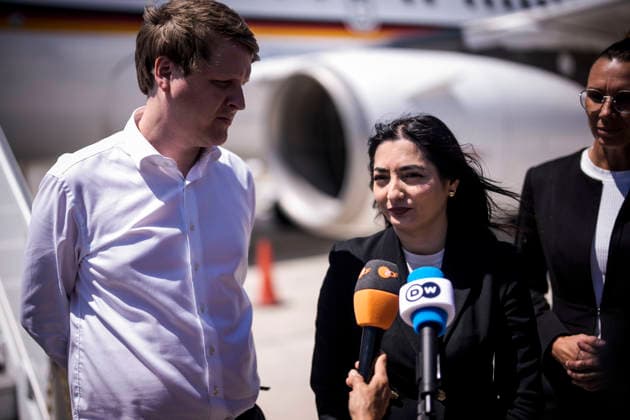 Reem Alabali-Radovan (SPD), Bundesministerin fuer wirtschaftliche Zusammenarbeit und Entwicklung, bricht am 01.06.2026 die geplante Reise nach Beirut, Libanesische Republik ab. Grund dafuer waren Sicherheitsgruende, Beirut war aktuell unter Beschuss israelischer Streitkraefte. Landung und Ankunft in Larnaca, Zypern zusammen mit Minister fuer Internationale Entwicklung des Koenigreichs Norwegen Asmund Grover Aukrust. Fotografiert im Auftrag des Bundesministeriums fuer wirtschaftliche Entwicklung und Zusammenarbeit. Larnaca Zypern *** Reem Alabali Radovan SPD , Federal Minister for Economic Cooperation and Development, cancels the planned trip to Beirut, Lebanese Republic on 01 06 2026 Reason for this was security reasons, Beirut was current Copyright: xDominikxButzmannx