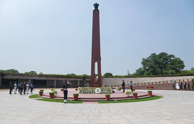 Australia™s Deputy Prime Minister and Defence Minister Richard Marles pays tribute at the National War Memorial New Delhi, Jun 01 (ANI): Australia™s Deputy Prime Minister and Defence Minister Richard Marles pays tribute to the nation s fallen heroes by laying a wreath at the National War Memorial, in New Delhi on Monday. New Delhi Delhi India Copyright: xANIx ANI_20260601065