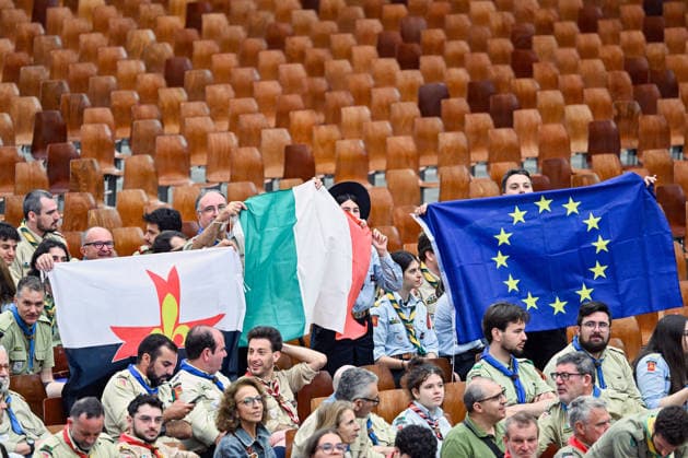ITALY - POPE LEO XIV DURING AUDIENCE WITH MEMBERS OF THE ITALIAN ASSOCIATIONS OF CATHOLIC GUIDES AND SCOUTS OF EUROPE DURING THE MEETING AT THE VATICAN- 2026 6 1 Italy, Rome, Vatican, 2026 6 1 Pope Leo XIV greets members of the Italian Associations of Catholic Guides and Scouts of Europe, during their meeting at the Vatican EDITORIAL USE ONLY - NO BOOKS Copyright: xALESSIAxGIULIANIx