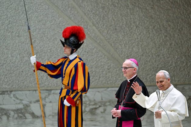 ITALY - POPE LEO XIV DURING AUDIENCE WITH MEMBERS OF THE ITALIAN ASSOCIATIONS OF CATHOLIC GUIDES AND SCOUTS OF EUROPE DURING THE MEETING AT THE VATICAN- 2026 6 1 Italy, Rome, Vatican, 2026 6 1 Pope Leo XIV greets members of the Italian Associations of Catholic Guides and Scouts of Europe, during their meeting at the Vatican EDITORIAL USE ONLY - NO BOOKS Copyright: xALESSIAxGIULIANIx