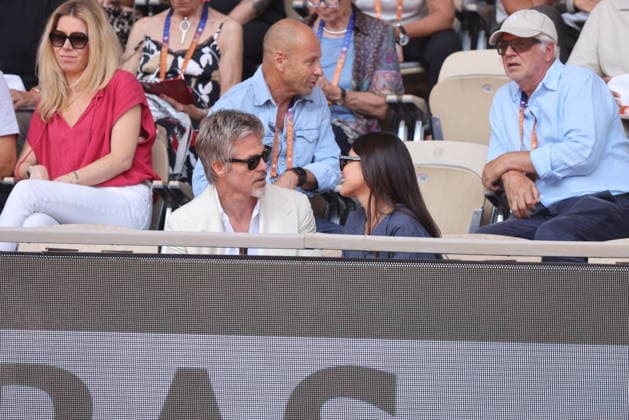 Chris Pine et sa compagne Keana Sky Wenger dans les tribunes lors des Internationaux de France de Tennis de Roland Garros 2026, le 1er juin 2026 Jacovides Moreau Bestimage Chris Pine and his girlfriend Keana Sky Wenger in the stands during the French Open Tennis Championships at Roland Garros 2026 Paris, on June 1st, 2026 Paris France  Copyright: xDOMINIQUExJACOVIDESx xBESTIMAGExDOMINIQUExJACOVIDESx xBESTIMAGEx