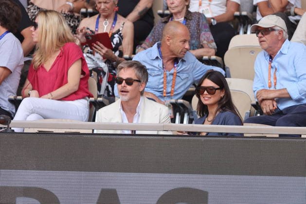 Chris Pine et sa compagne Keana Sky Wenger dans les tribunes lors des Internationaux de France de Tennis de Roland Garros 2026, le 1er juin 2026 Jacovides Moreau Bestimage Chris Pine and his girlfriend Keana Sky Wenger in the stands during the French Open Tennis Championships at Roland Garros 2026 Paris, on June 1st, 2026 Paris France  Copyright: xDOMINIQUExJACOVIDESx xBESTIMAGExDOMINIQUExJACOVIDESx xBESTIMAGEx