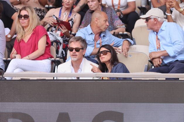Chris Pine et sa compagne Keana Sky Wenger dans les tribunes lors des Internationaux de France de Tennis de Roland Garros 2026, le 1er juin 2026 Jacovides Moreau Bestimage Chris Pine and his girlfriend Keana Sky Wenger in the stands during the French Open Tennis Championships at Roland Garros 2026 Paris, on June 1st, 2026 Paris France  Copyright: xDOMINIQUExJACOVIDESx xBESTIMAGExDOMINIQUExJACOVIDESx xBESTIMAGEx